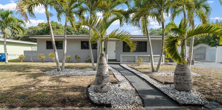 House in Miami Gardens, Florida 4 bedrooms, 136.57 sq.m. № 1695319