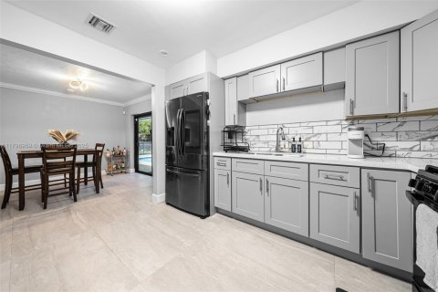 House in Miami Gardens, Florida 4 bedrooms, 136.57 sq.m. № 1695319 - photo 8