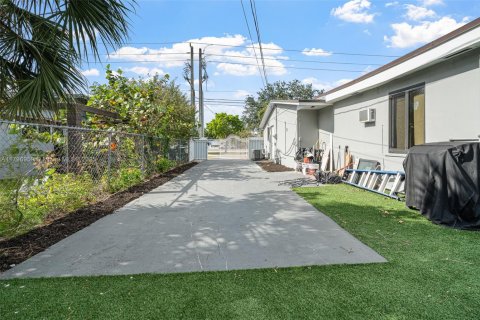 House in Miami Gardens, Florida 4 bedrooms, 136.57 sq.m. № 1695319 - photo 26