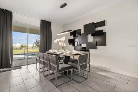 House in Davenport, Florida 9 bedrooms, 364.36 sq.m. № 2240015 - photo 6