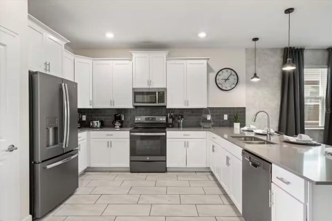 House in Davenport, Florida 9 bedrooms, 364.36 sq.m. № 2240015 - photo 8