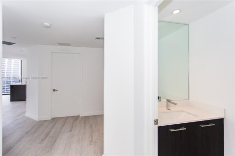 Condo in Miami, Florida, 2 bedrooms  № 1833766 - photo 13