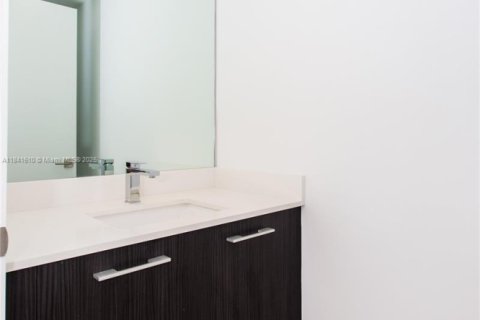 Condo in Miami, Florida, 2 bedrooms  № 1833766 - photo 7