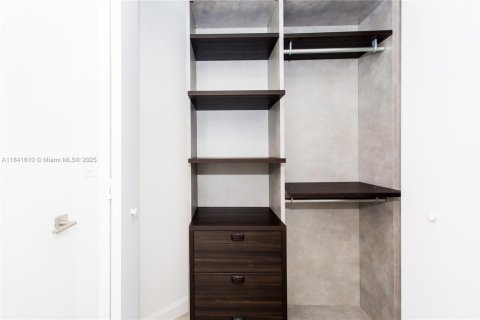 Condo in Miami, Florida, 2 bedrooms  № 1833766 - photo 11