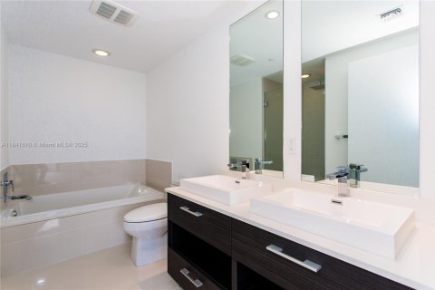 Condo in Miami, Florida, 2 bedrooms  № 1833766 - photo 9