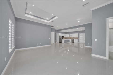 Villa ou maison à vendre à Lehigh Acres, Floride: 4 chambres, 191.1 m2 № 2390472 - photo 3