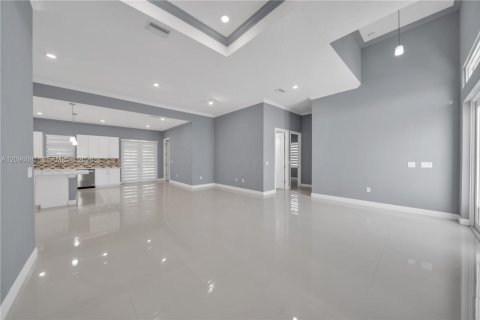 Villa ou maison à vendre à Lehigh Acres, Floride: 4 chambres, 191.1 m2 № 2390472 - photo 5