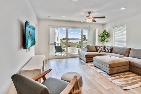 Condo in Madeira Beach, Florida, 3 bedrooms  № 2362593