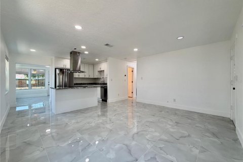 House in Saint Petersburg, Florida 2 bedrooms, 90.3 sq.m. № 2393675 - photo 3