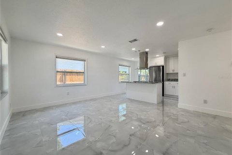 House in Saint Petersburg, Florida 2 bedrooms, 90.3 sq.m. № 2393675 - photo 2