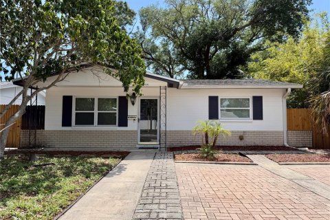 House in Saint Petersburg, Florida 2 bedrooms, 90.3 sq.m. № 2393675