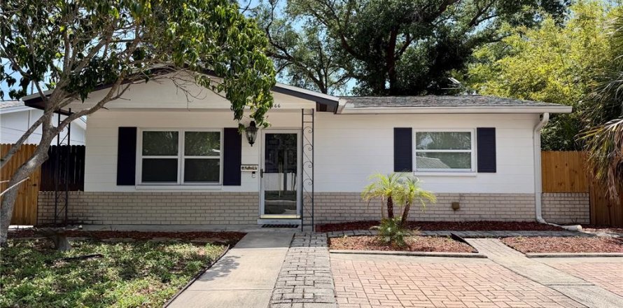 House in Saint Petersburg, Florida 2 bedrooms, 90.3 sq.m. № 2393675