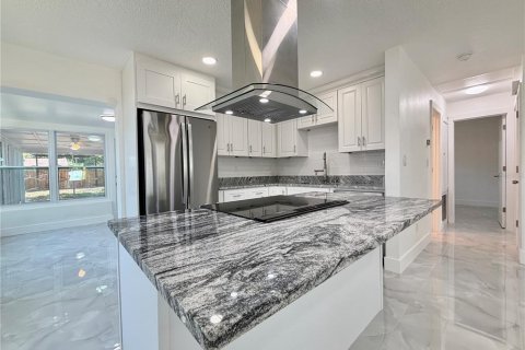 House in Saint Petersburg, Florida 2 bedrooms, 90.3 sq.m. № 2393675 - photo 4