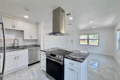 House in Saint Petersburg, Florida 2 bedrooms, 90.3 sq.m. № 2393675 - photo 9
