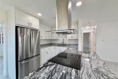 House in Saint Petersburg, Florida 2 bedrooms, 90.3 sq.m. № 2393675 - photo 6