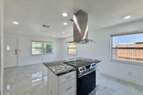 House in Saint Petersburg, Florida 2 bedrooms, 90.3 sq.m. № 2393675 - photo 10