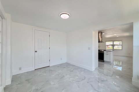 House in Saint Petersburg, Florida 2 bedrooms, 90.3 sq.m. № 2393675 - photo 17