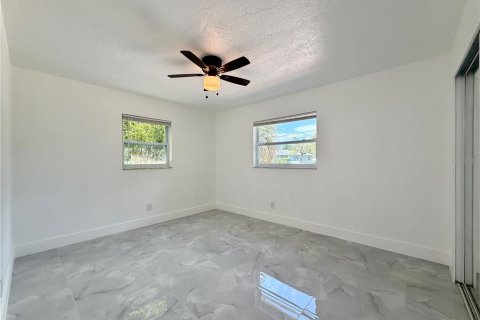 House in Saint Petersburg, Florida 2 bedrooms, 90.3 sq.m. № 2393675 - photo 11