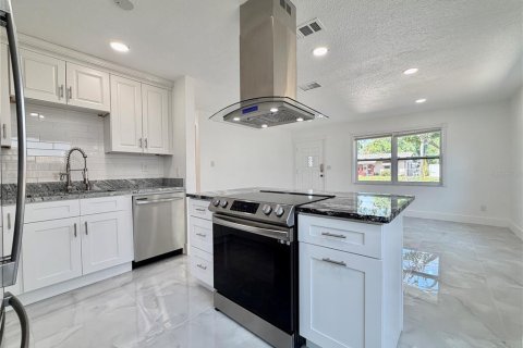 House in Saint Petersburg, Florida 2 bedrooms, 90.3 sq.m. № 2393675 - photo 5
