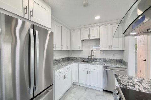 House in Saint Petersburg, Florida 2 bedrooms, 90.3 sq.m. № 2393675 - photo 7