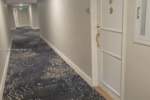 Condo in Miami Beach, Florida, 2 bedrooms  № 2016242 - photo 12