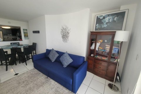Condo in Miami Beach, Florida, 2 bedrooms  № 2016242 - photo 14