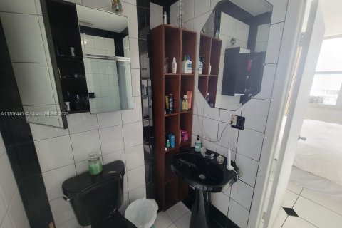 Condo in Miami Beach, Florida, 2 bedrooms  № 2016242 - photo 30