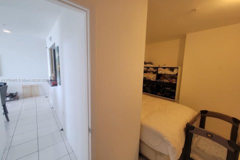 Condo in Miami Beach, Florida, 2 bedrooms  № 2016242 - photo 17