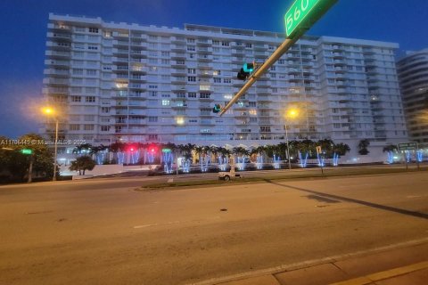 Condo in Miami Beach, Florida, 2 bedrooms  № 2016242 - photo 9
