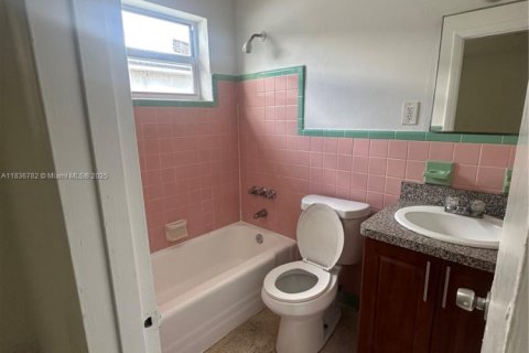Apartamento en alquiler en Hialeah, Florida, 1 dormitorio, 242.47 m2 № 1820389 - foto 3