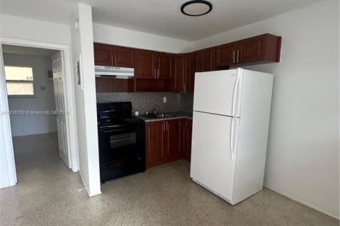 Apartamento en alquiler en Hialeah, Florida, 1 dormitorio, 242.47 m2 № 1820389 - foto 1