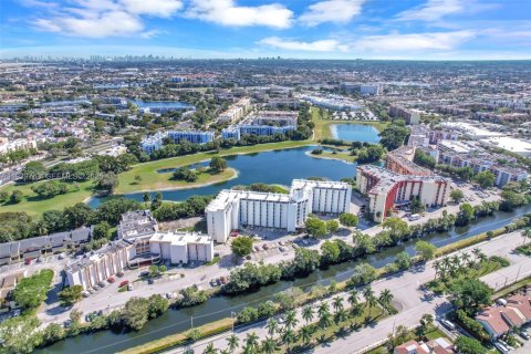 Снять в аренду кондоминиум в Майами, Флорида 2 спальни, 84.91м2, № 2034497 - фото 3