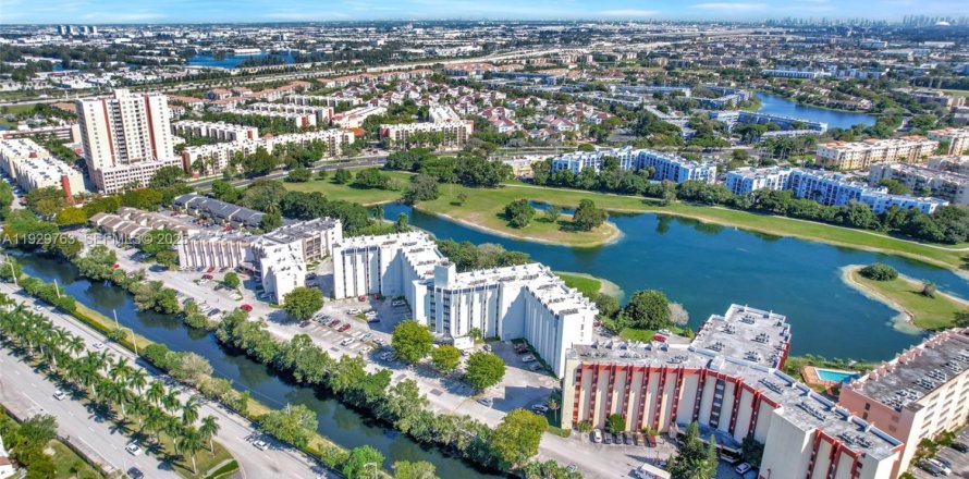 Кондоминиум с 2 спальнями в Майами, Флорида № 2034497