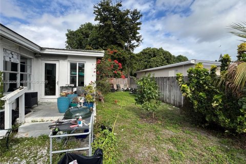 House in Hollywood, Florida 3 bedrooms, 118.17 sq.m. № 1989621 - photo 14