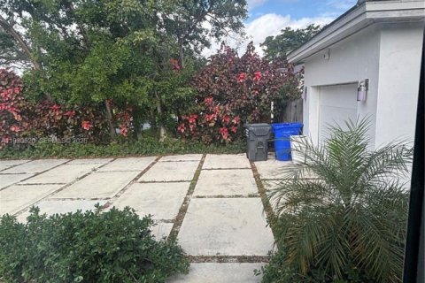 House in Hollywood, Florida 3 bedrooms, 118.17 sq.m. № 1989621 - photo 3