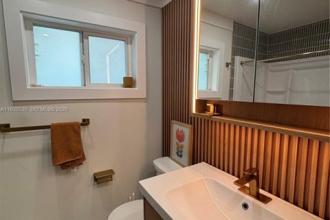 House in Hollywood, Florida 3 bedrooms, 118.17 sq.m. № 1989621 - photo 12