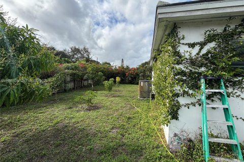 House in Hollywood, Florida 3 bedrooms, 118.17 sq.m. № 1989621 - photo 15