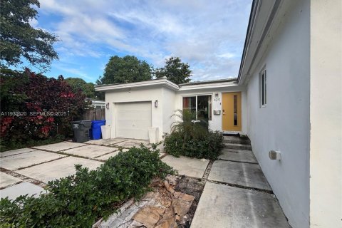 House in Hollywood, Florida 3 bedrooms, 118.17 sq.m. № 1989621 - photo 2