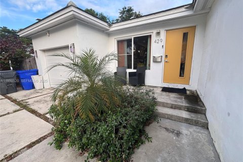 House in Hollywood, Florida 3 bedrooms, 118.17 sq.m. № 1989621 - photo 1