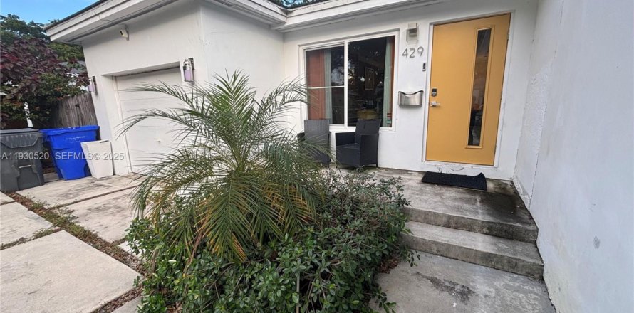 House in Hollywood, Florida 3 bedrooms, 118.17 sq.m. № 1989621