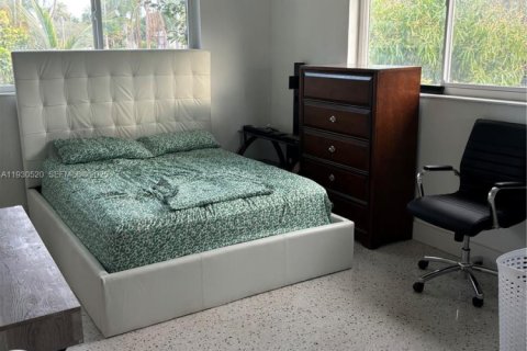 House in Hollywood, Florida 3 bedrooms, 118.17 sq.m. № 1989621 - photo 10