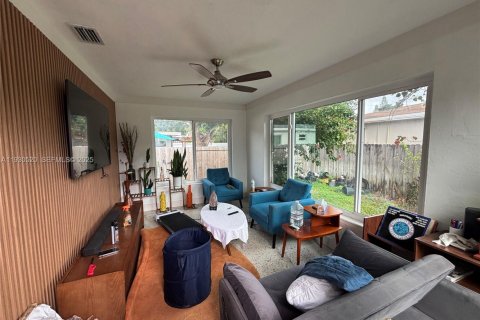 House in Hollywood, Florida 3 bedrooms, 118.17 sq.m. № 1989621 - photo 8