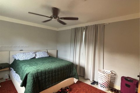 House in Hollywood, Florida 3 bedrooms, 118.17 sq.m. № 1989621 - photo 11