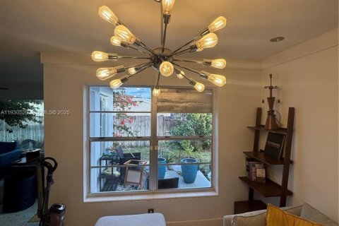 House in Hollywood, Florida 3 bedrooms, 118.17 sq.m. № 1989621 - photo 6