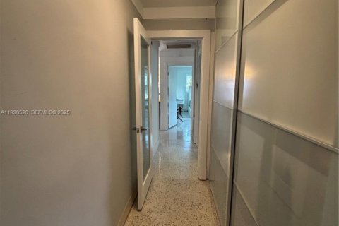 House in Hollywood, Florida 3 bedrooms, 118.17 sq.m. № 1989621 - photo 9