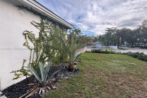 House in Hollywood, Florida 3 bedrooms, 118.17 sq.m. № 1989621 - photo 4