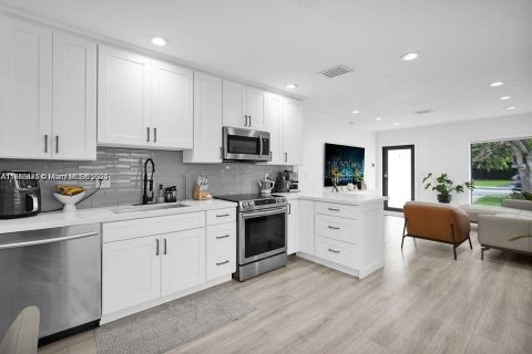 Villa ou maison à vendre à Hollywood, Floride: 2 chambres, 92.07 m2 № 2037482 - photo 18