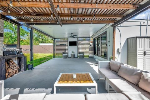 Villa ou maison à vendre à Hollywood, Floride: 2 chambres, 92.07 m2 № 2037482 - photo 27