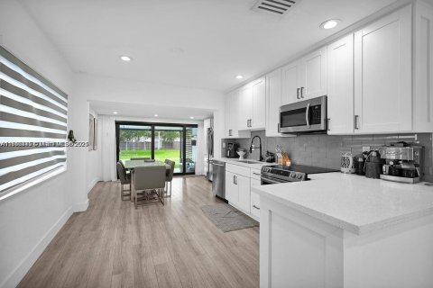 Villa ou maison à vendre à Hollywood, Floride: 2 chambres, 92.07 m2 № 2037482 - photo 10