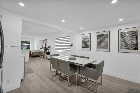 Villa ou maison à vendre à Hollywood, Floride: 2 chambres, 92.07 m2 № 2037482 - photo 15